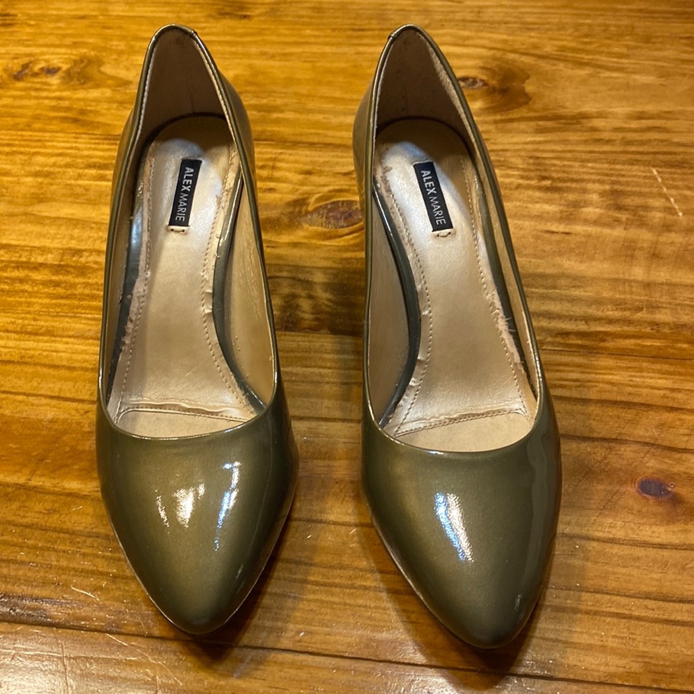 Alex Marie green closed toes heels 👠